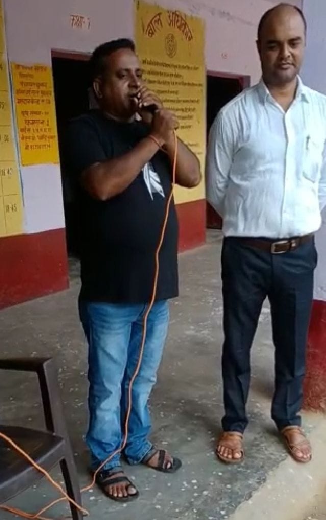 Hathras: The headmaster made a demand, bring 15-15 rupees for the flag