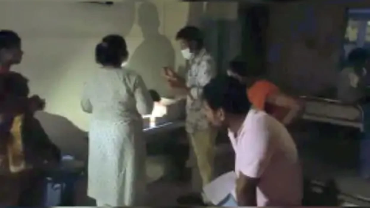 Lightning hit person treated under mobile phone light' in Hazaribag, inquiry ordered