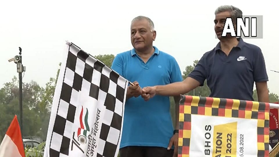 VK Singh flags off a run to Lucknow under Fit India Campaign & 75 years of Independence in Delhi