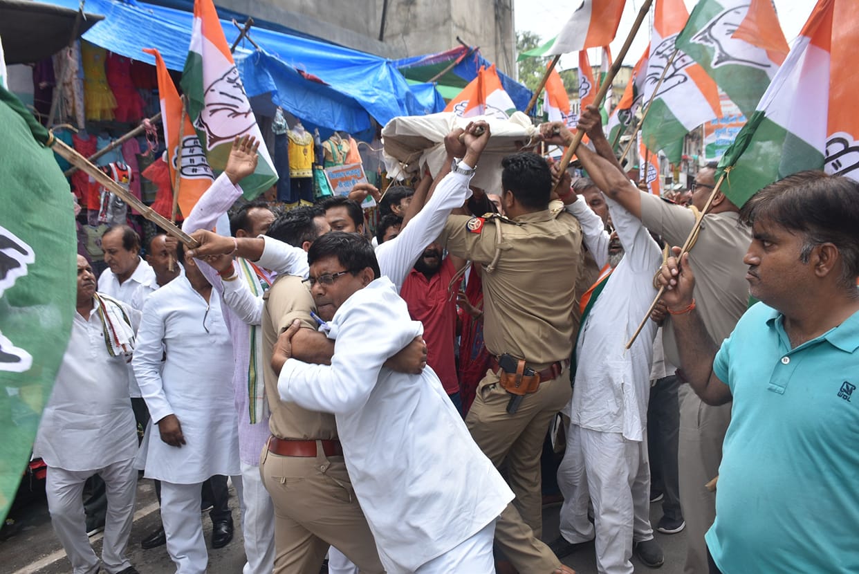 Etawah: Congressmen hit the road, 30 detained