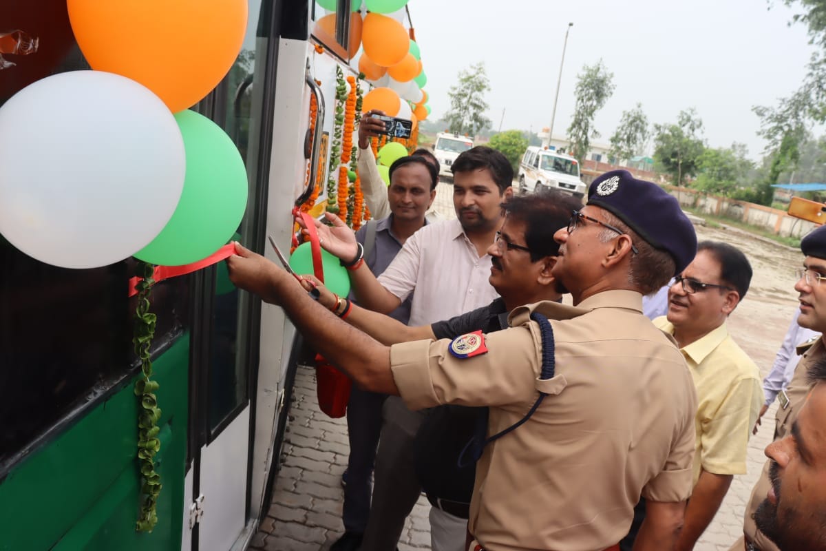 AC bus service started from Chitrakoot to Ayodhya, Divisional Commissioner showed green signal to the bus