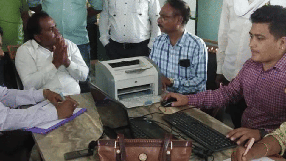 Sarpanch Arrested Red Handed Taking Bribe from A Farmer In Katni District Madhya Pradesh