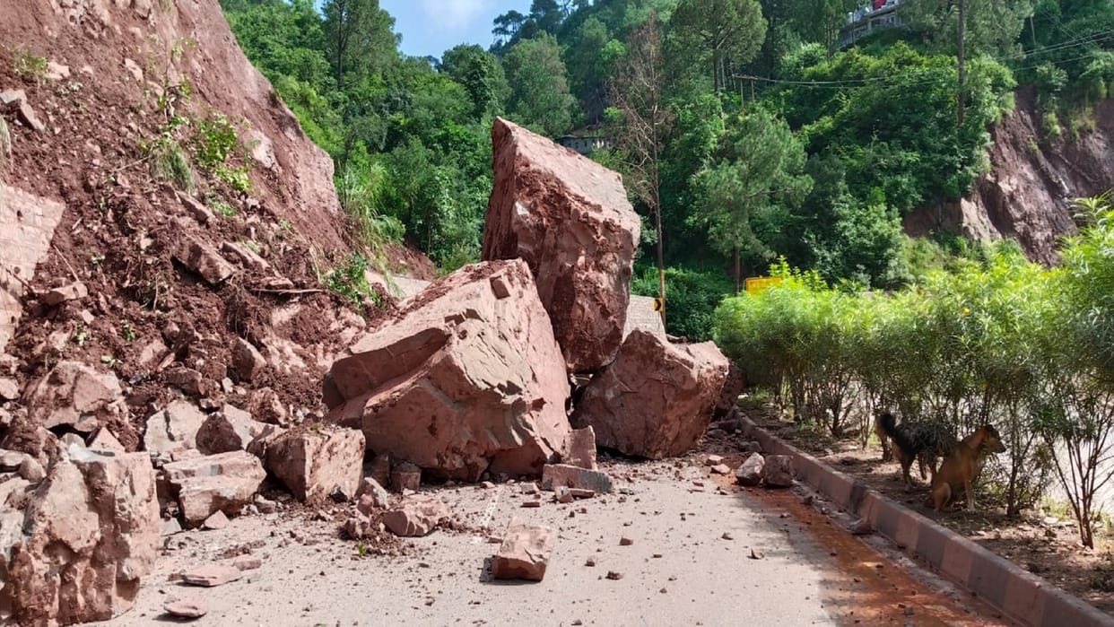Landslide in Sainj valley of Kullu Himachal Pradesh rocks fell on the Kalka-Shimla highway
