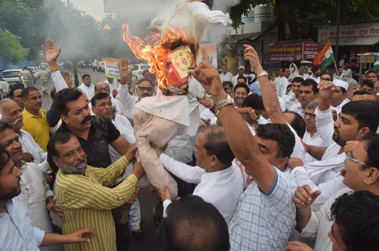 Congress workers protested against the government in protest against inflation