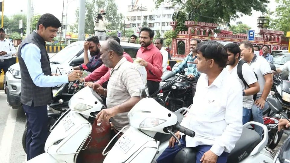 Mayor Pushyamitra Bhargava took charge, on the very first day, came out on the streets to advise the traffic