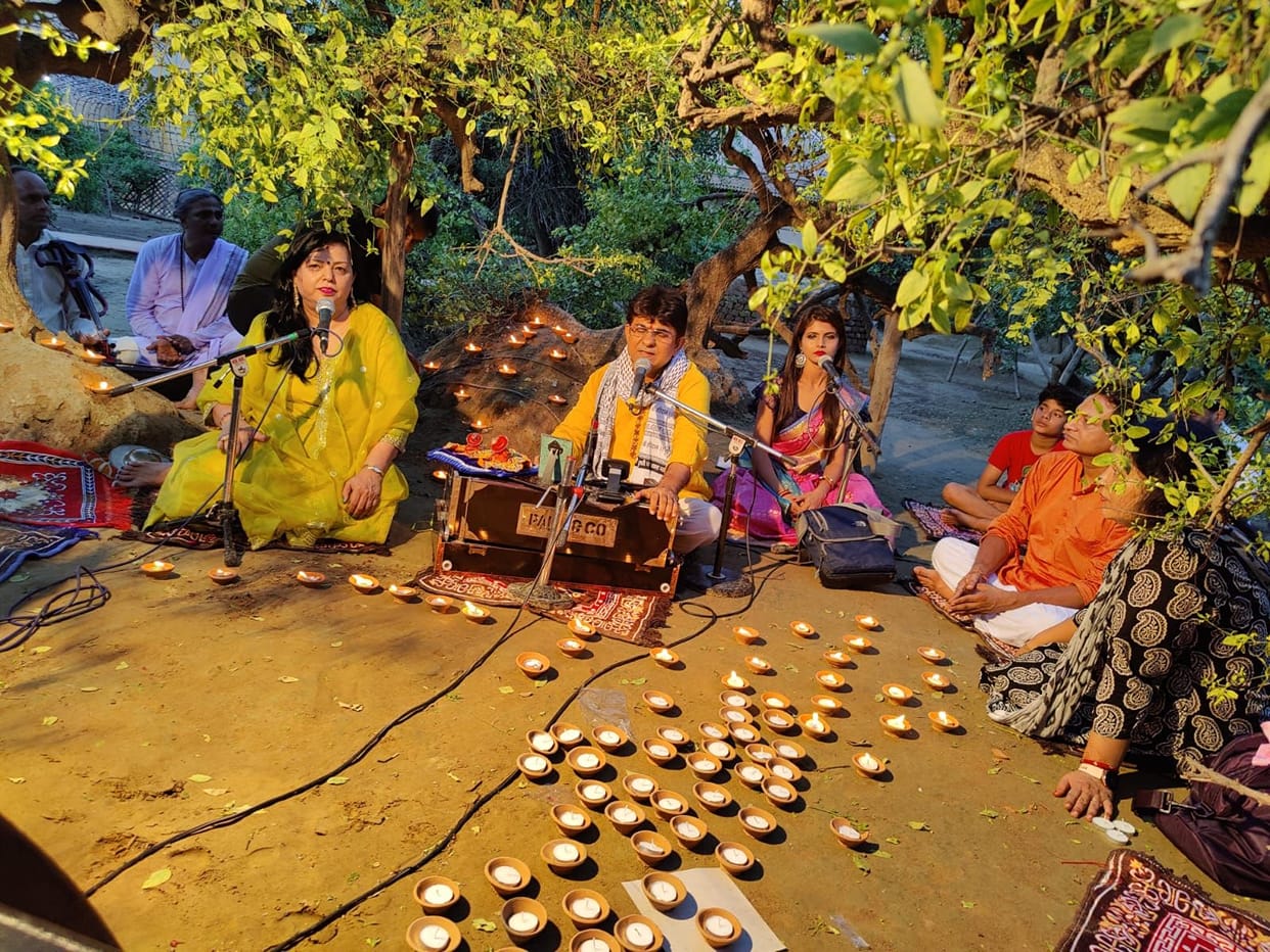 mathura : raadhe jhoolan padhaaro ghir aae badara...