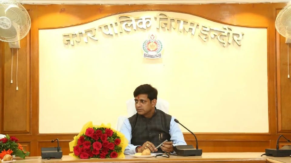 Mayor Pushyamitra Bhargava took charge, on the very first day, came out on the streets to advise the traffic