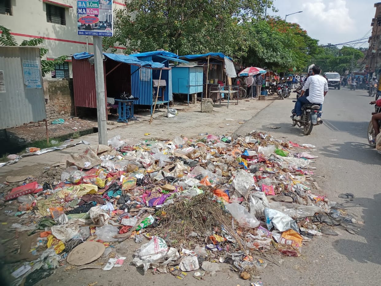 Sanitation workers' strike continues, garbage not picked up even on the second day