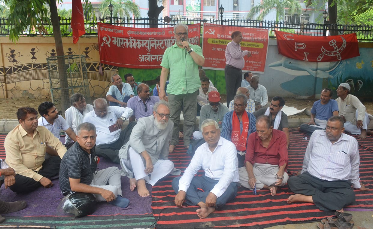 Aligarh: Picketing in Municipal Corporation for increasing house tax