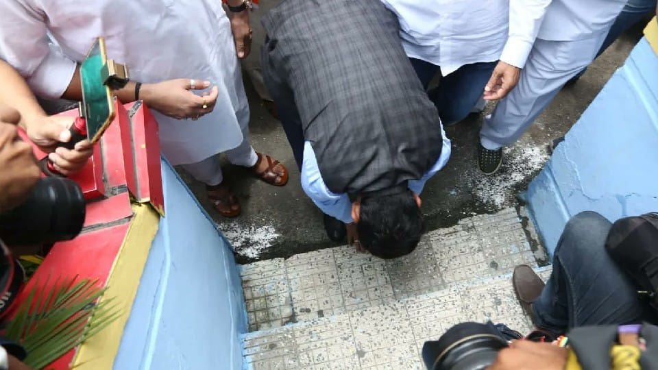 Mayor Pushyamitra Bhargava took charge, on the very first day, came out on the streets to advise the traffic