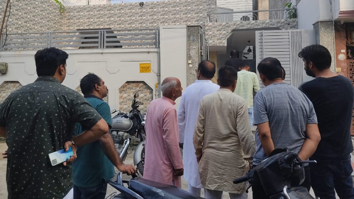 Crooks have looted three gold ring and 35 thousand rupees in a house in Muzaffarnagar