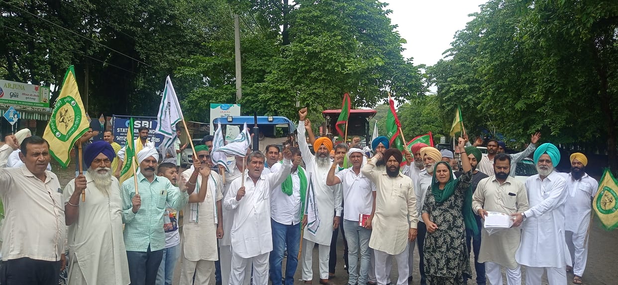 Farmers who arrived with tractor surrounded the mini secretariat, Kurukshetra