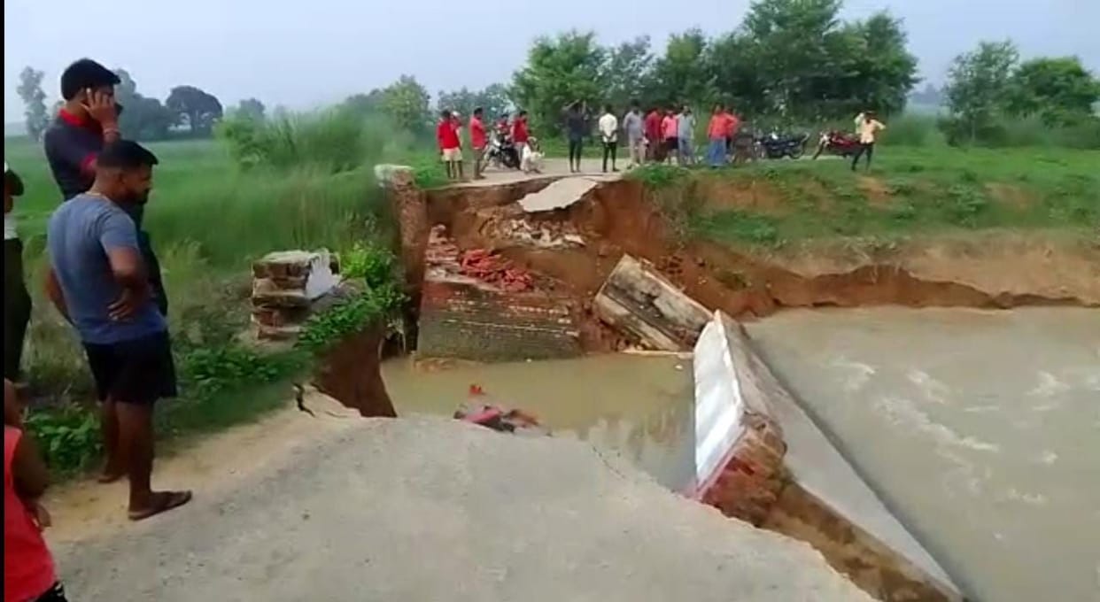 The culvert washed away in the canal, traffic stalled, crops submerged