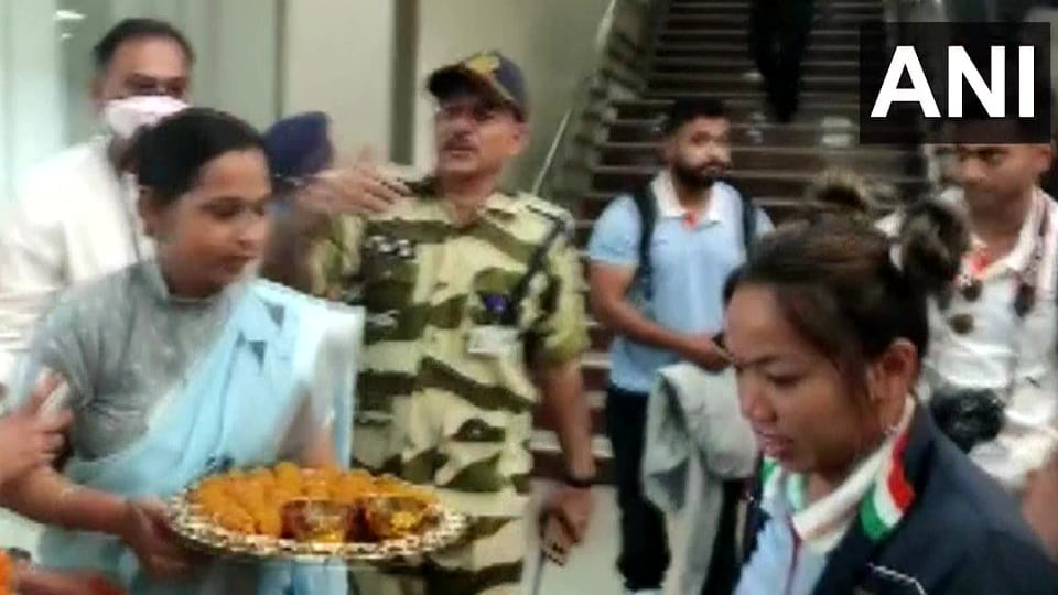 Indian weightlifting gold medalists Mirabai Chanu, Achinta Sheuli returned from Birmingham to Amritsar