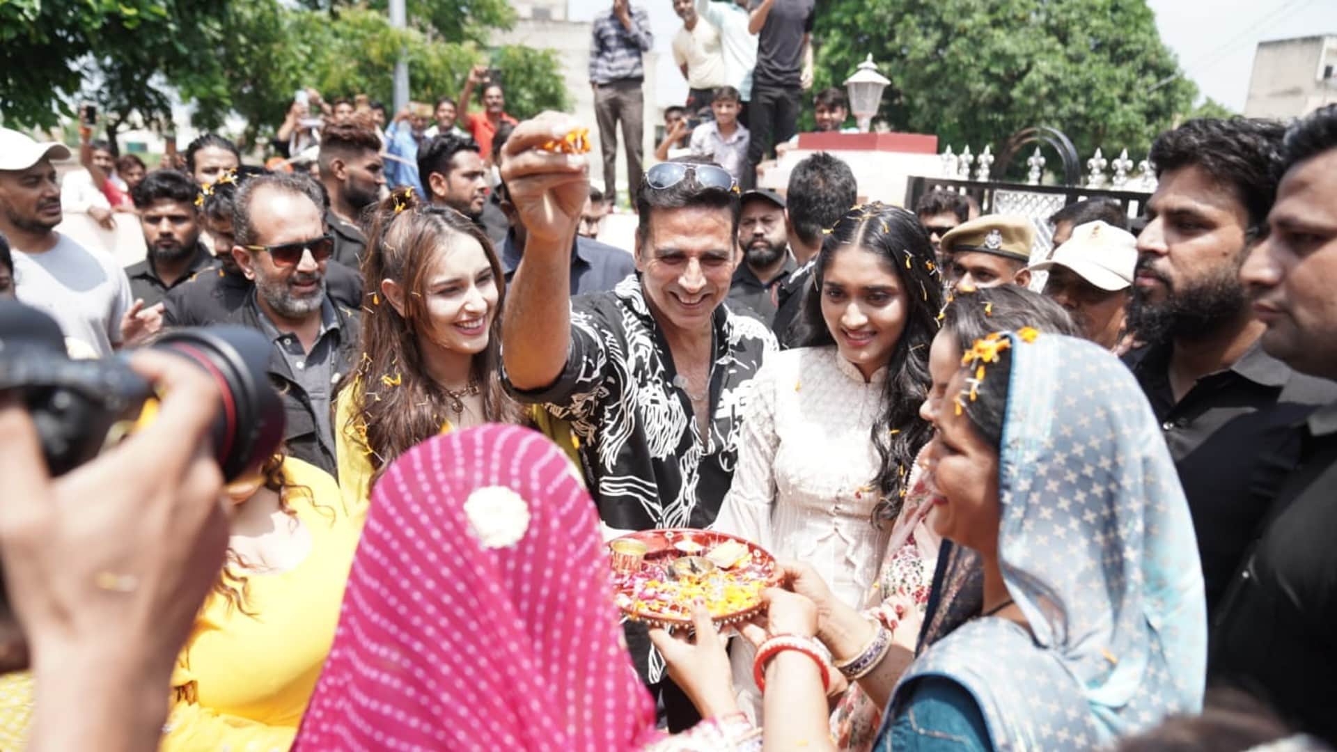 Akshay Kumar Reached Jaipur with his team Women artisans tied Rakhi to Raksha Bandhan actor