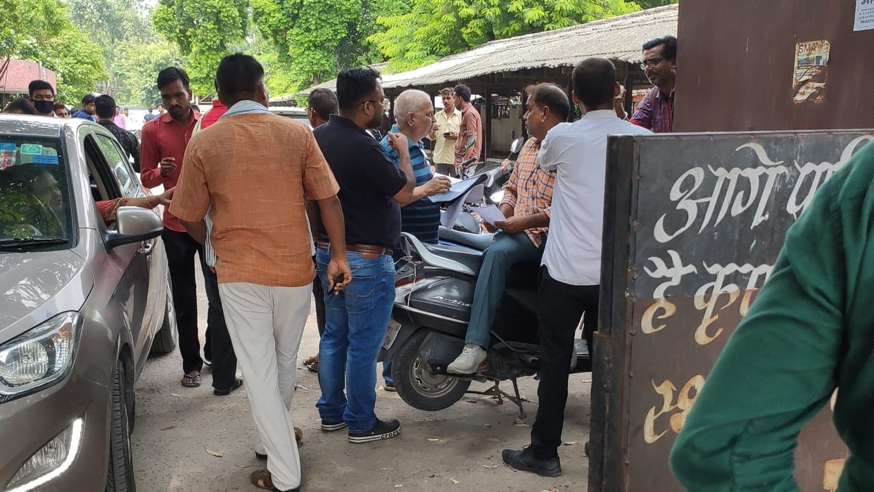 brokers are taking advantage of non starting of automatic center in kanpur