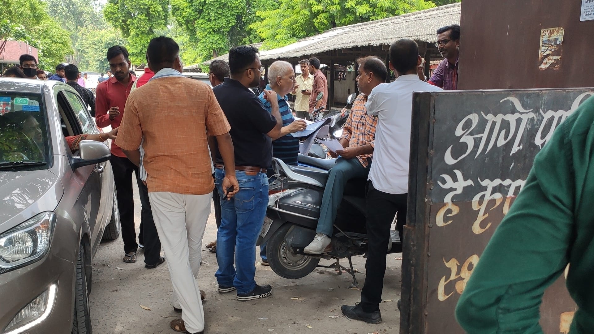 RTO office of Lucknow becomes dalalo ka adda. See the report