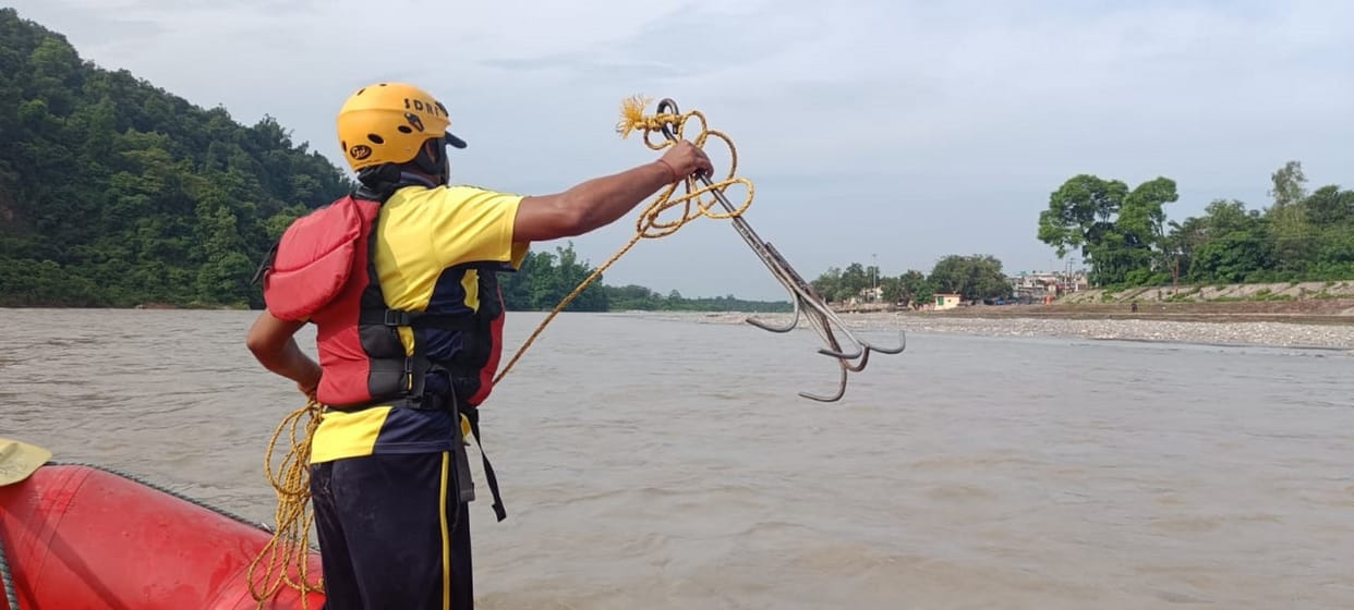 Rishikesh Five tourists saved from drowning in Ganga two missing Uttarakhand news in hindi