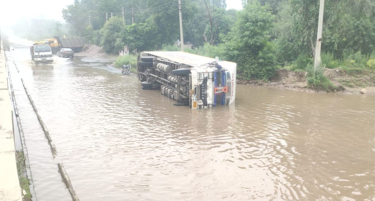 Rain increased the disaster, there was a jam on the highway for 25 km, people remained upset