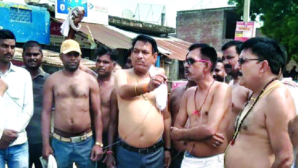 half-naked in protest against the detention Uday Pratap