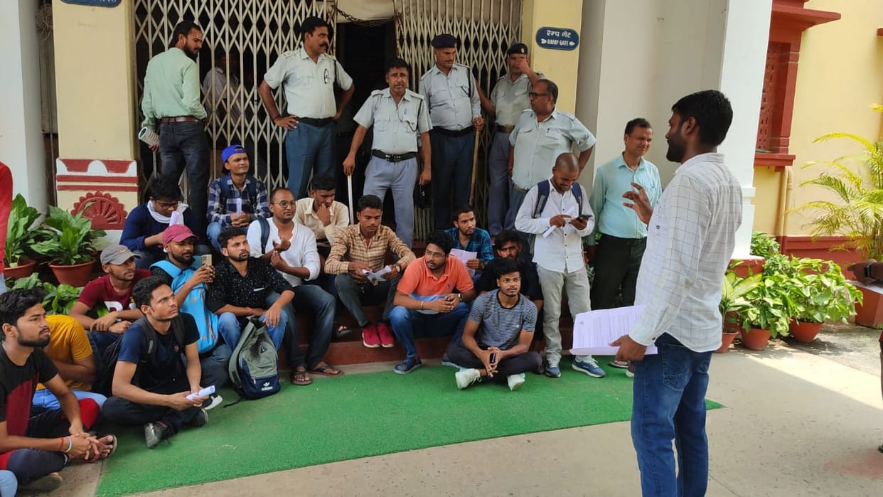 BHU student protest against direct admission in PhD After PG demanding reservation