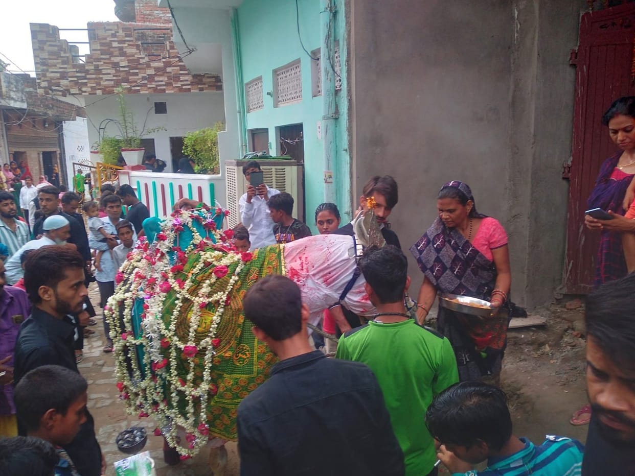 procession with pomp