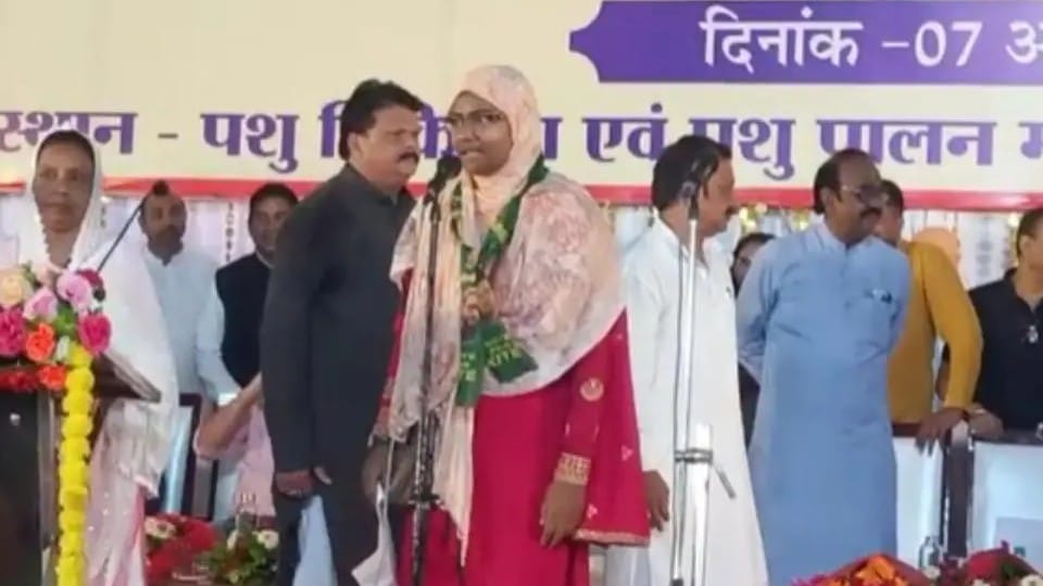 MP: Slogans of AIMIM Zindabad raised from the stage of Congress in front of Kamal Nath
