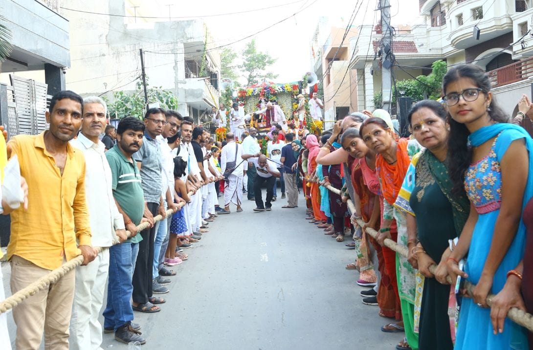Devotees gathered to pull the chariot of Lord Jagannath
