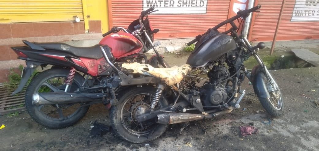 Two bikes and one scooty caught fire in Banikhet market