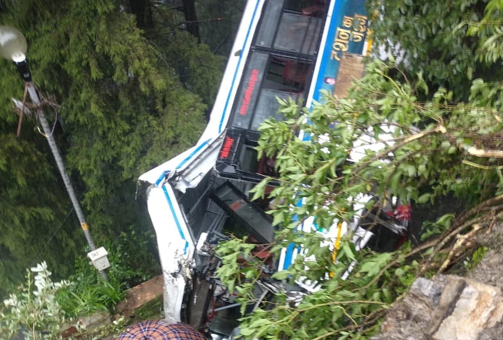 Mussoorie News: Bus fell on ITBP link road, more than a dozen people injured