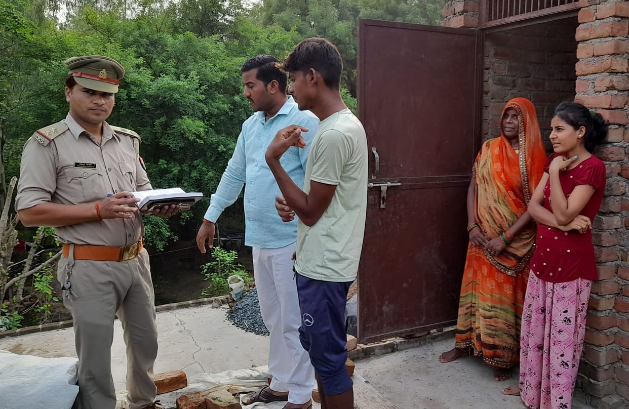 Theft of lakhs including cash and jewelery from two houses