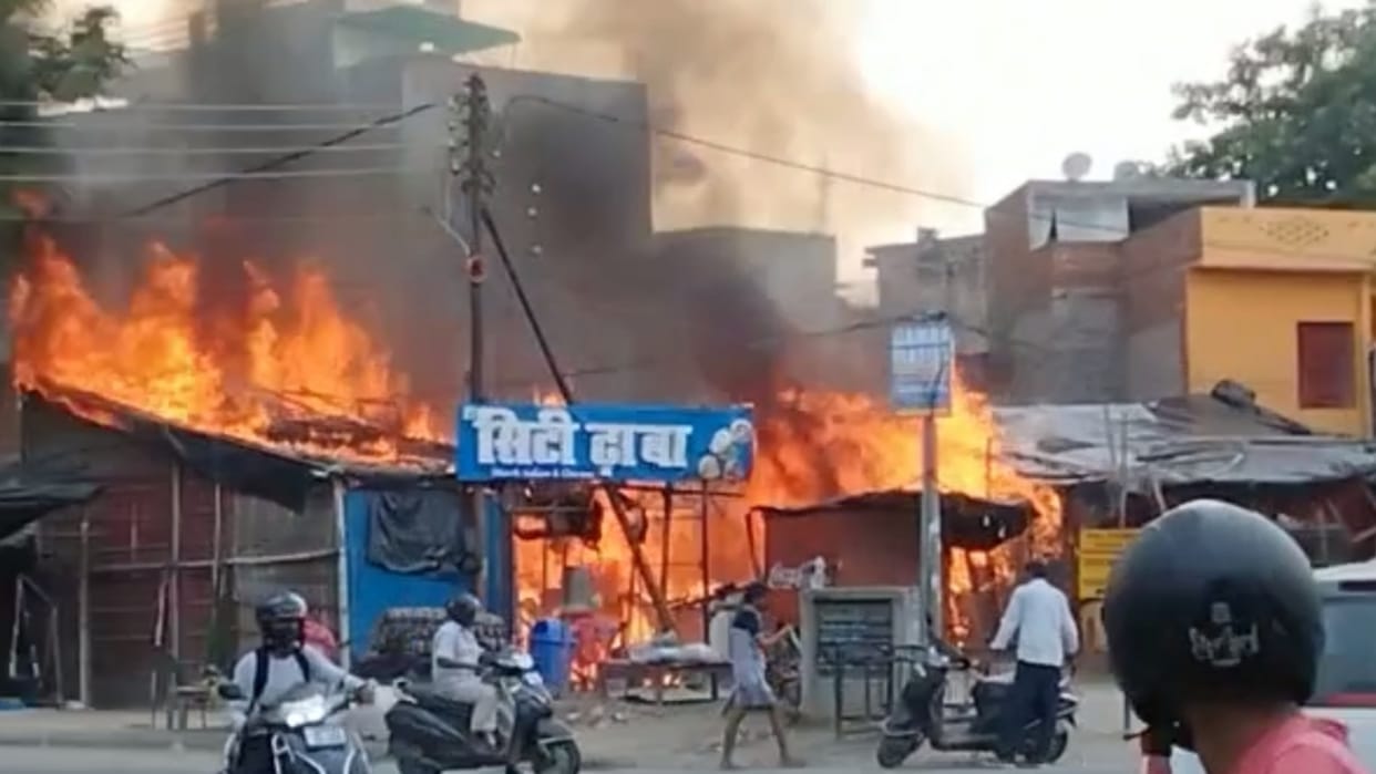 fire in hotel after cylinder blast in Lucknow.