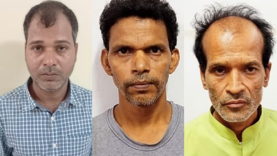 delhi police arrested three smugglers with ganja worth one crore