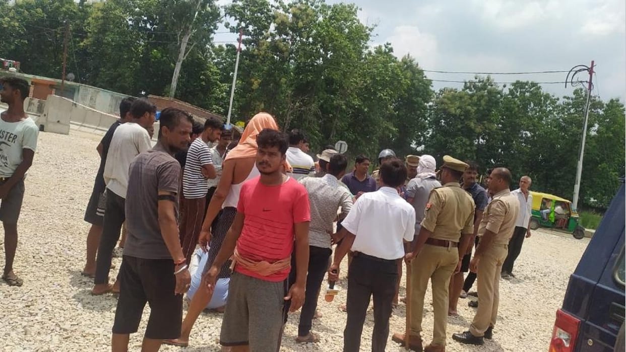 student died in road accident in chiluatal of Gorakhpur angry villagers blocked the forelane