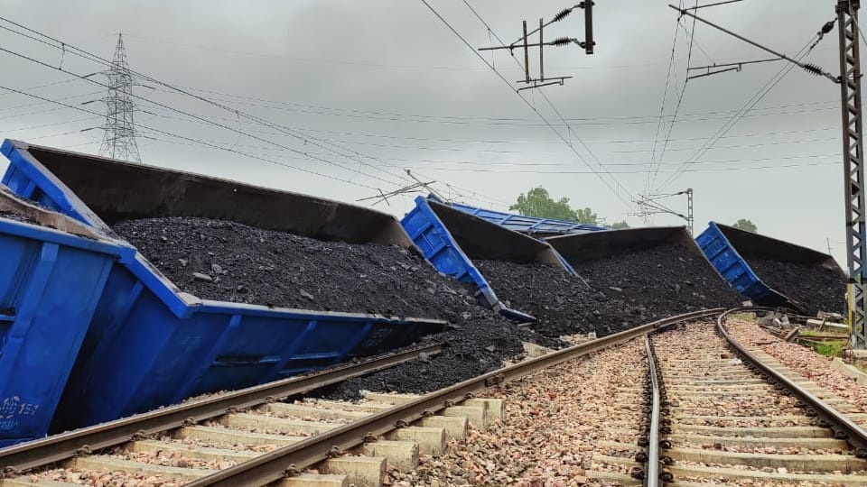 Ten coaches of goods train coming from Delhi to Rohtak derailed