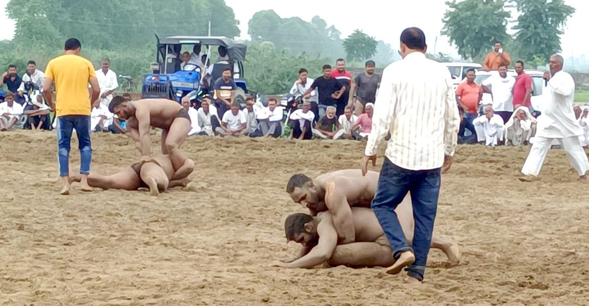 Wrestlers showed their strength in the fair held at Hatkeshwar Dham