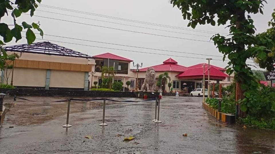 Construction of Balraj Hotel found illegal, administration sealed, name came in case of beating Kanwariyas