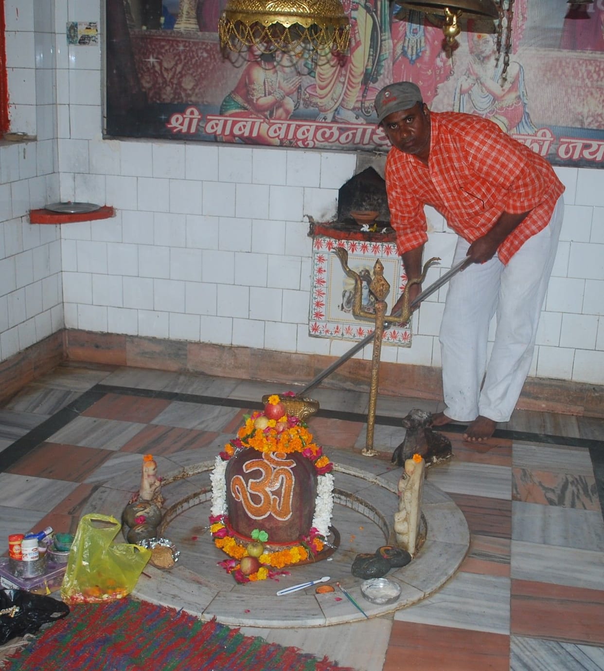 Hathras: The depth of the Shivling of Babulnath, the center of faith, is immeasurable
