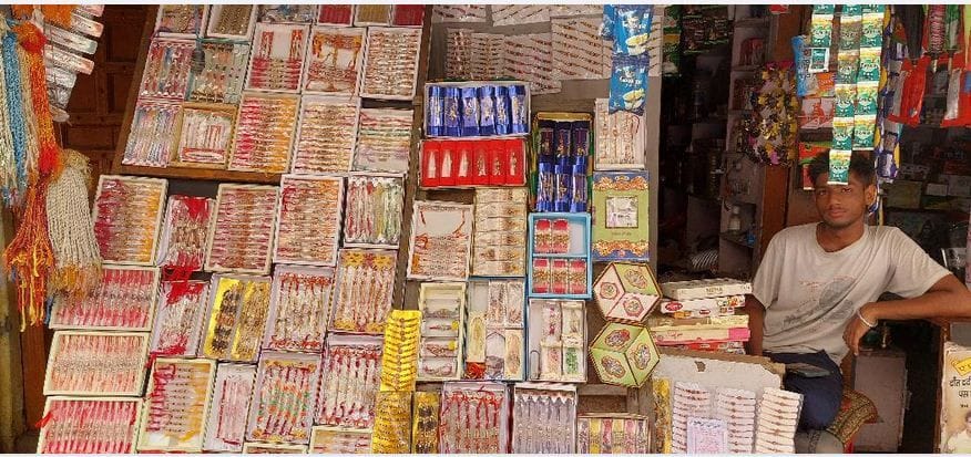 Hathras: The market of decorated rakhis, there are fewer buyers now