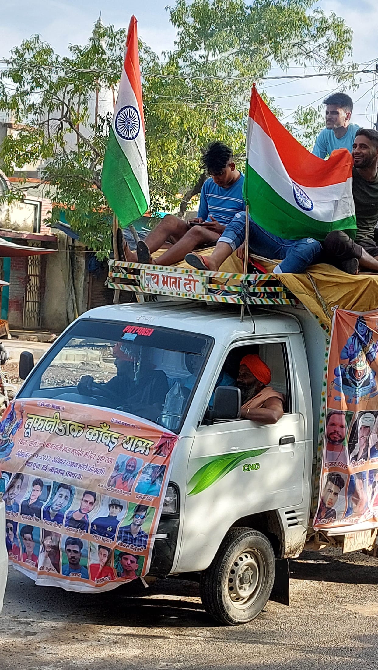 Hathras: Enthusiasm among Kanwariyas to bring Dak Kanwar