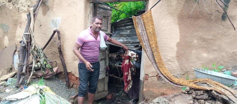 Hathras: Old lady injured due to falling tin shed of house