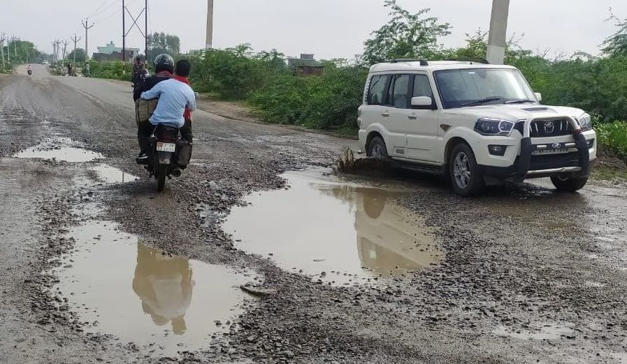 Jalaun Road became fatal for five kilometers