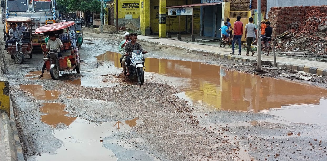 Hathras: The condition of GT road is poor, 3 km. big potholes