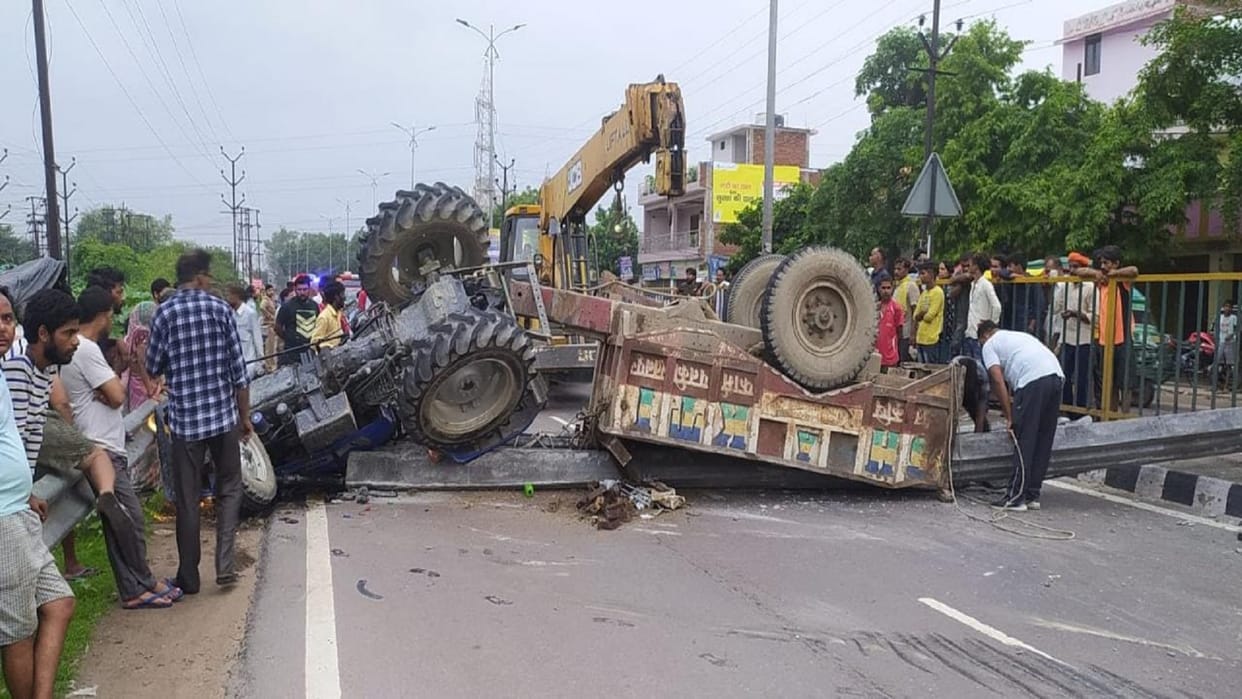 truck collided with tractor trolley loaded with pillars In Kanpur
