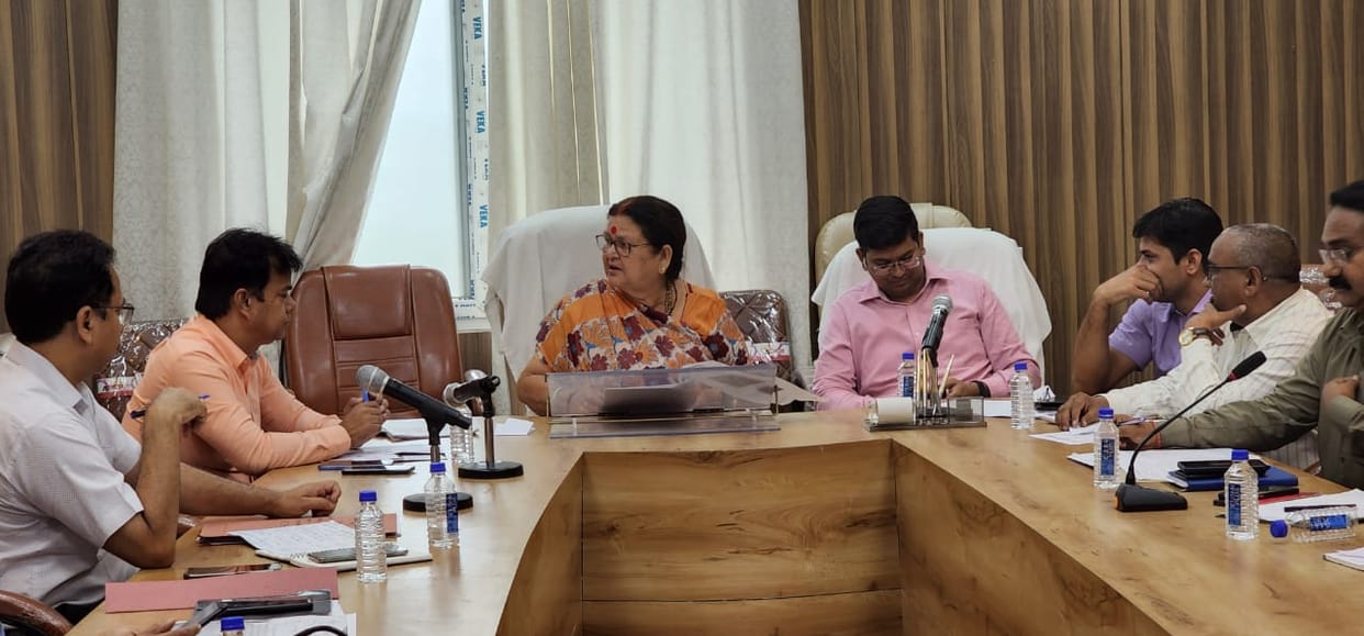 Mayor left the meeting for not showing photos and videos of dilapidated buildings in Kanpur Nagar Nigam meetin