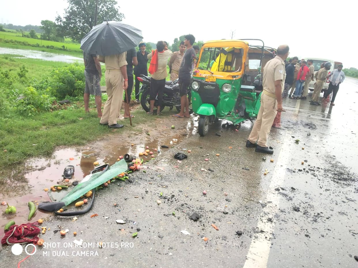 Two died and ten injured in auto and bike collision in Auraiya