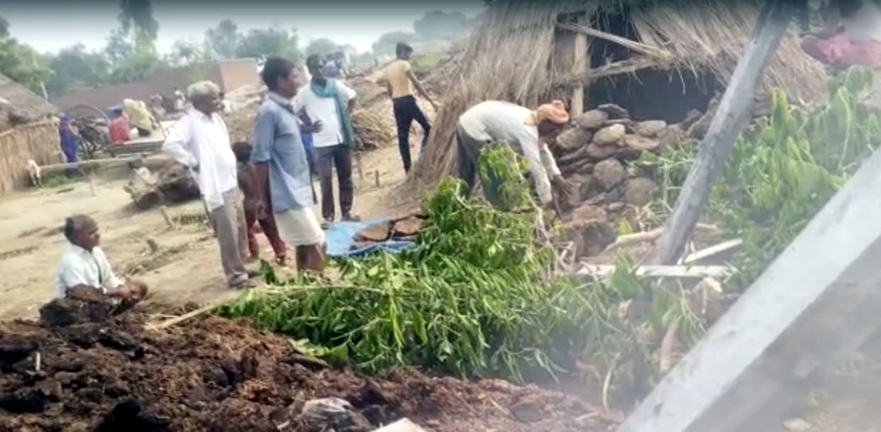 100 bigha land of farmers covered in Ganga