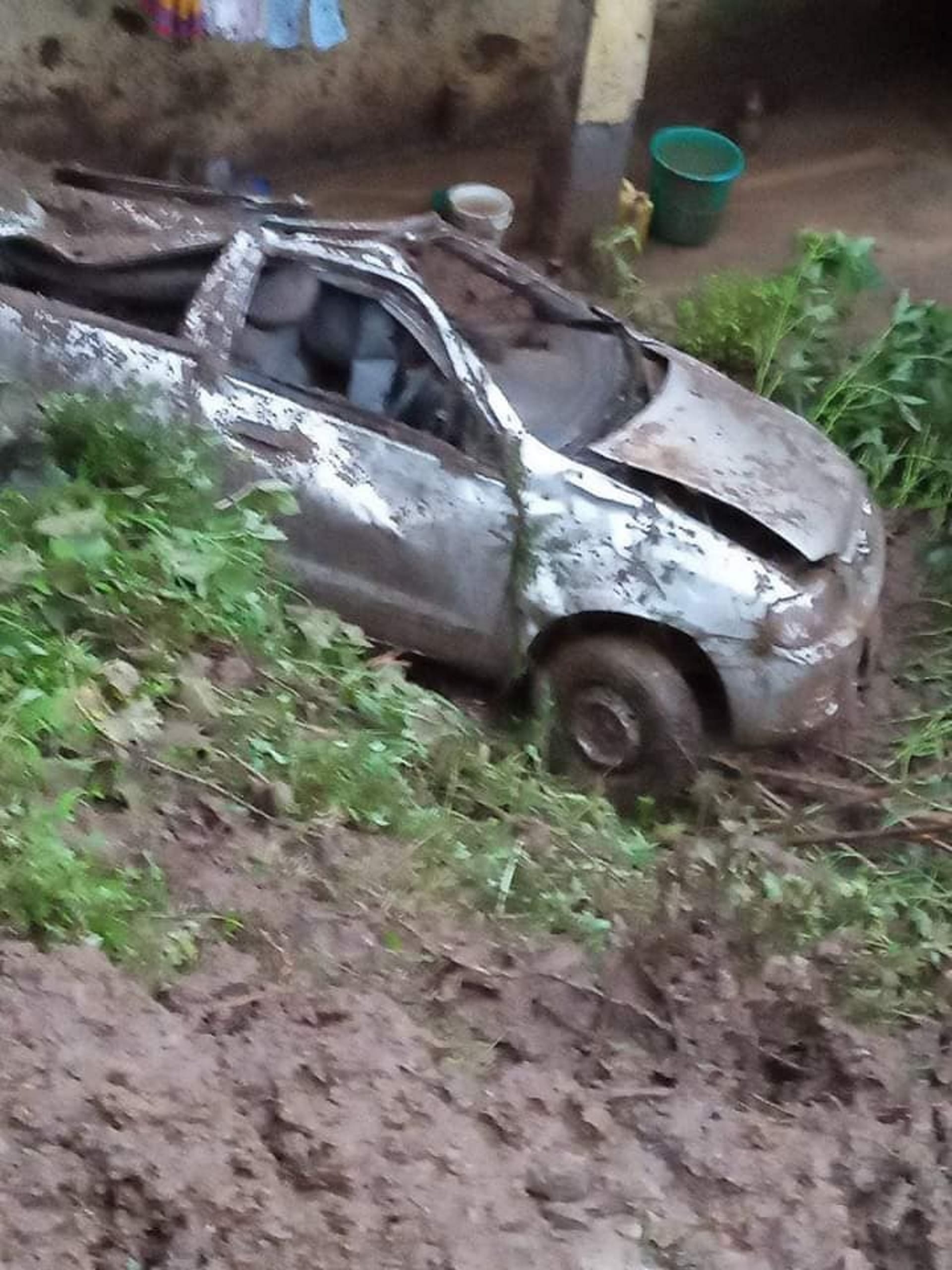 Landslide in karnprayag Uttarakhand Weather car buried in debris vehicles stuck
