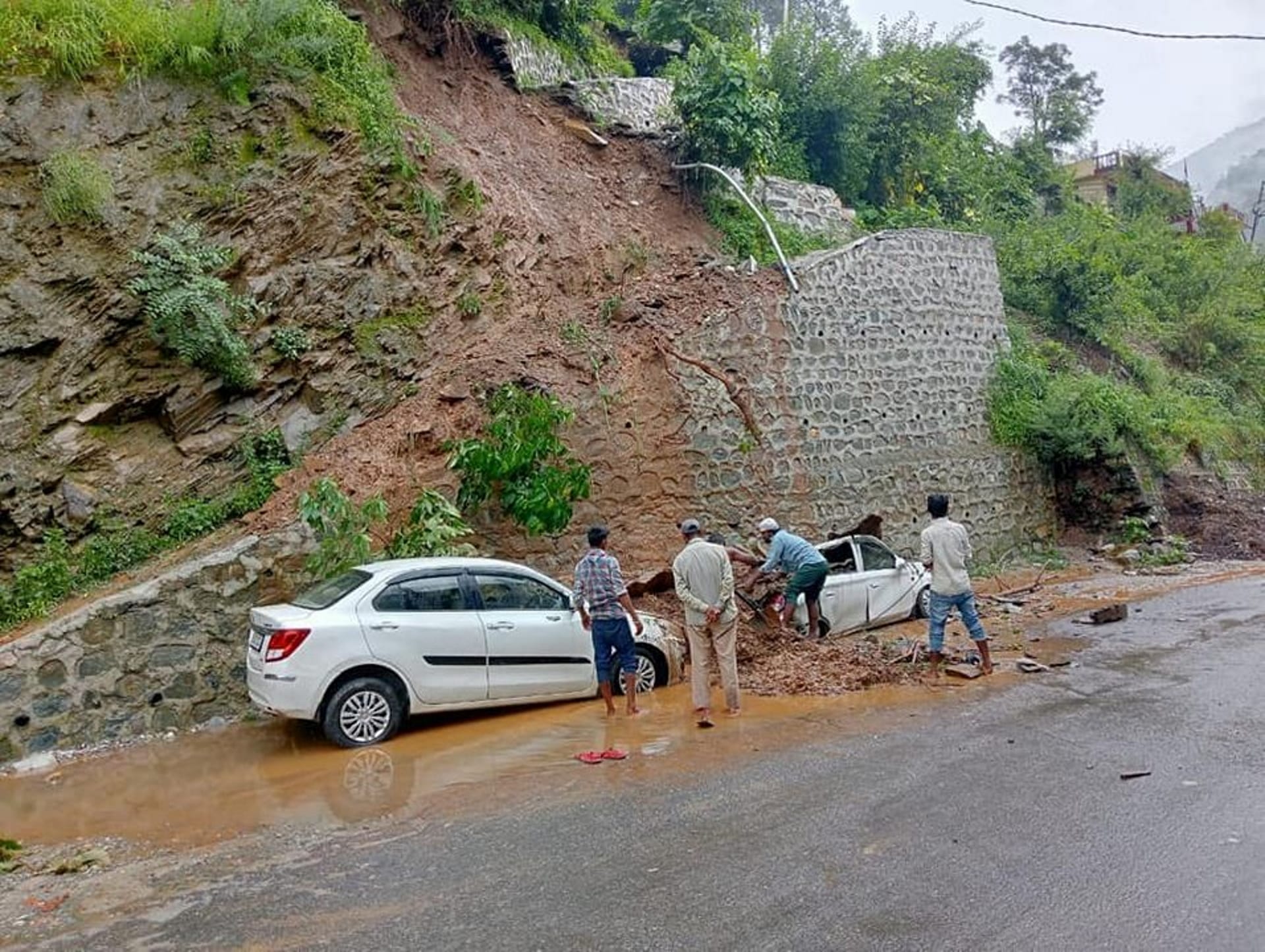 Landslide in karnprayag Uttarakhand Weather car buried in debris vehicles stuck
