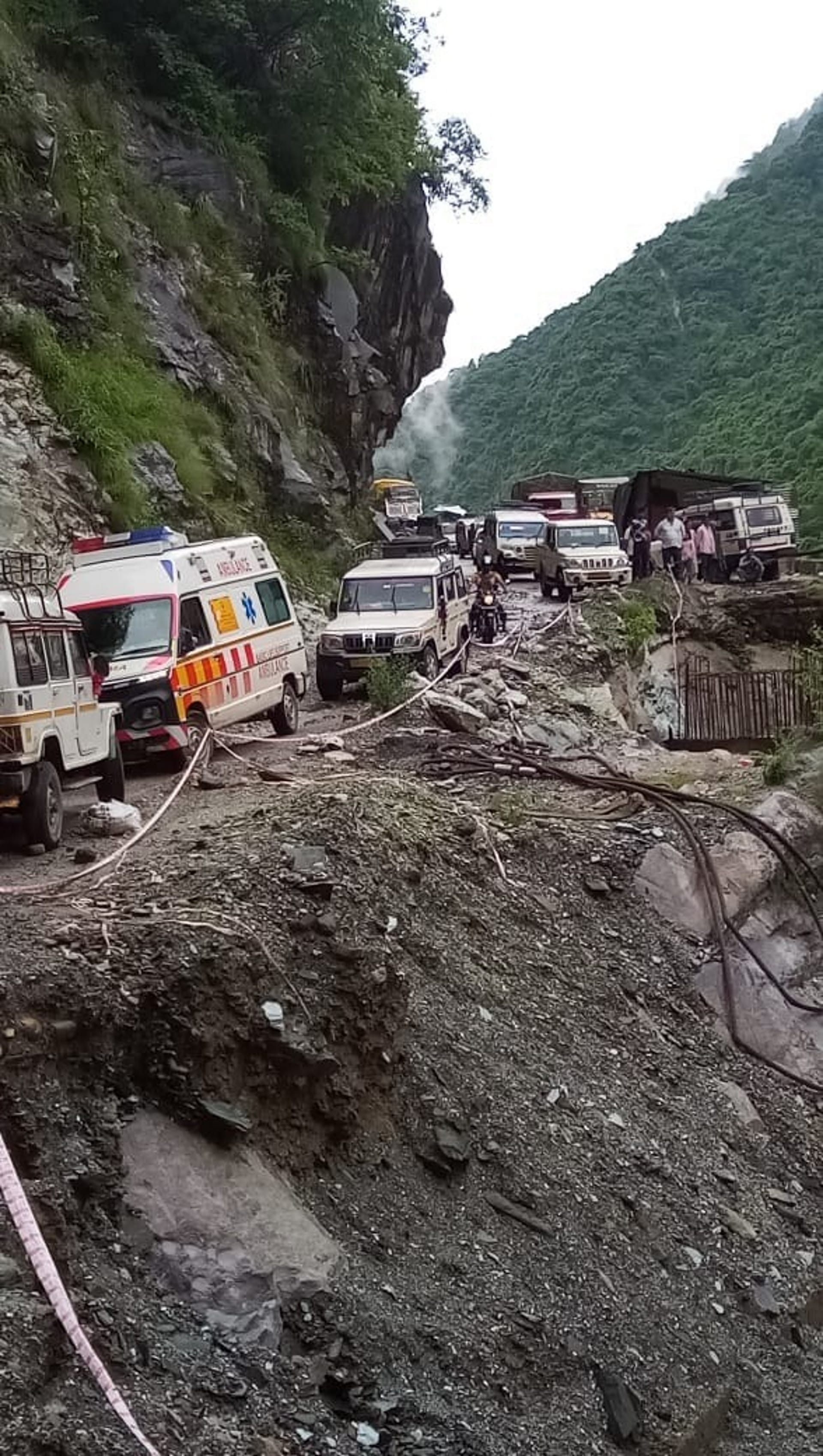 Landslide in karnprayag Uttarakhand Weather car buried in debris vehicles stuck